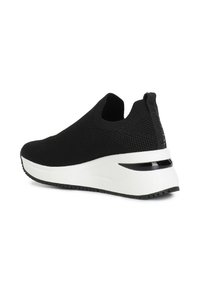 Sneaker slip-on nera in maglia con superficie testurizzata, suola intermedia bianca e un accento nero sul tallone. Design leggero e sportivo.