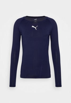 Camisa atlética de manga larga en color navy, confeccionada con una tela suave y elástica. Presenta un logo blanco de Puma en el pecho y un silueta ajustada.