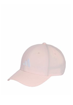 Hellrosa Baseballkappe mit gebogenem Schirm und einem Logo mit drei weißen diagonalen Streifen auf der Vorderseite, seitlich dargestellt.