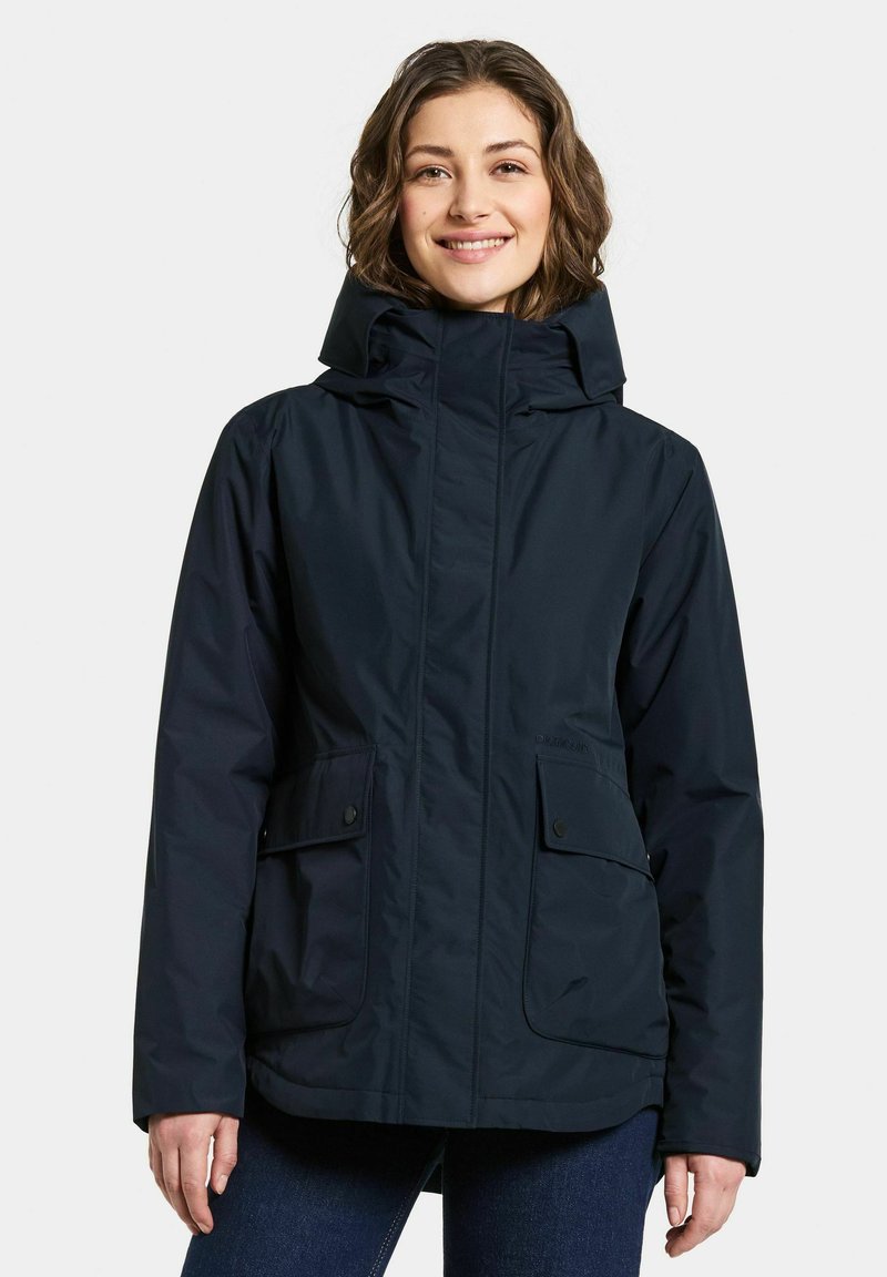 Marinblå vattentät jacka med huva, som har två framfickor, en dragkedja framtill och texturerad tyg för hållbarhet.