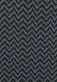 Czarna tkanina z wzorem w jodełkę. Design prezentuje naprzemienne kształty chevron w jaśniejszych odcieniach, co nadaje teksturowany wygląd.