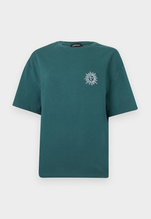 T-shirt manches courtes couleur sarcelle avec un petit motif blanc de soleil et de lune sur la poitrine gauche et un col rond.