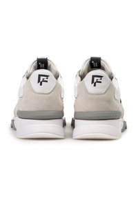 Zapatillas gris y blancas con material de ante y cuero. Presentan detalles con el logo, cuello acolchado y un diseño de suela blanca gruesa.