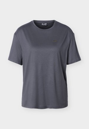 Sötétszürke, rövid ujjú, kerek nyakú póló kis EA7 logóval a bal mellrészen és a nyak belsejében lévő címkével.