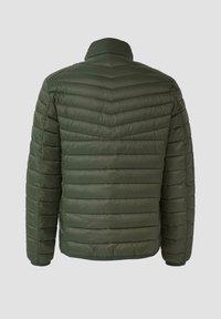 Olivgrüne gesteppte Jacke mit horizontalem Steppmuster, hohem Kragen und langen Ärmeln. Das Material wirkt glatt und der Stil minimalistisch.