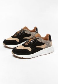 Sneaker neri e beige con un mix di suede e pelle verniciata, con dettagli in stampa leopardo e una suola in gomma bianca.