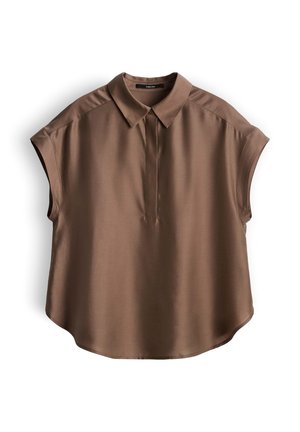 Bruine satijnen blouse met korte mouwen, puntkraag en verborgen knopenlijst, plat liggend op een witte achtergrond.