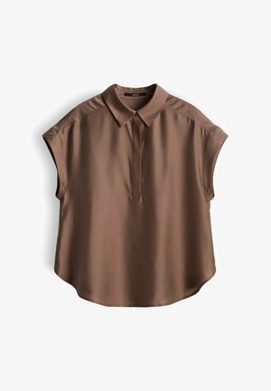 Bruine satijnen blouse met korte mouwen, puntkraag en verborgen knopenlijst, plat liggend op een witte achtergrond.