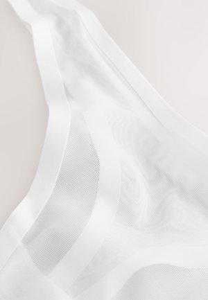 Weißer, durchsichtiger Stoff mit Mesh-Textur, der fließende Drapierungen und eine glatte Oberfläche aufweist. Insgesamt leichtes und transparentes Design.