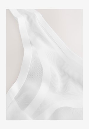 Weißer, durchsichtiger Stoff mit Mesh-Textur, der fließende Drapierungen und eine glatte Oberfläche aufweist. Insgesamt leichtes und transparentes Design.