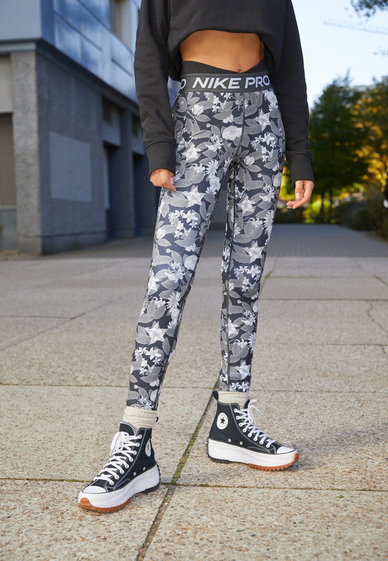 Nike Sportswear CROSSOVER TIGHT Leggings Trousers black/gold