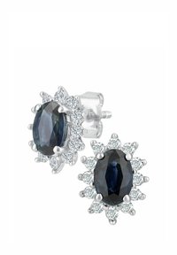 Pendientes de botón plateados con gemas ovaladas oscuras rodeadas de piedras claras redondas, con un diseño floral y acabado pulido.