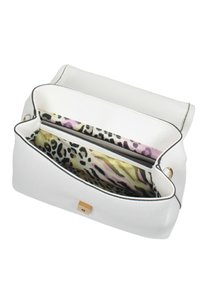 Borsa bianca strutturata con superficie texturizzata, caratterizzata da un interno a motivo in rosa, verde e nero, e una chiusura a scatto in tono oro.