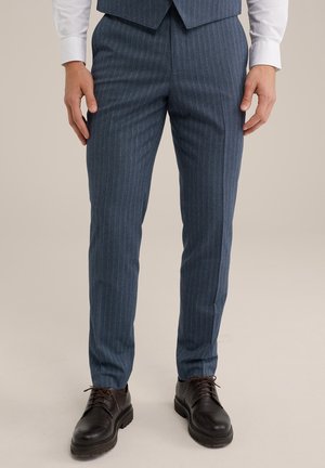 Men's tailored trousers in dark blue with vertical stripes. Features a smooth texture, tailored fit, and paired with black lace-up shoes.