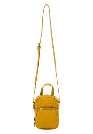 Borsa a tracolla gialla intrecciata con tracolla regolabile, manico superiore e due scomparti con cerniera. Texture liscia, design compatto, hardware moderno.