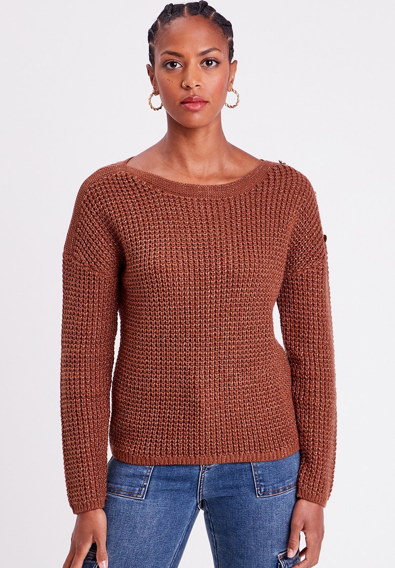 Pull en tricot marron avec un large col, des manches longues et un tissu texturé. Doté d'accents côtelés et d'une coupe décontractée.