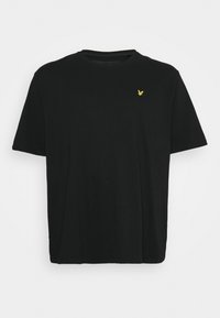 Camiseta negra de manga corta hecha de tela suave, con un pequeño logo bordado amarillo en el pecho. Corte recto con cuello redondo.