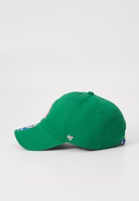 Grønn baseballcaps med bøyd skjerm, med rosa brodert logo og detaljer, laget av bomull med en glatt tekstur.