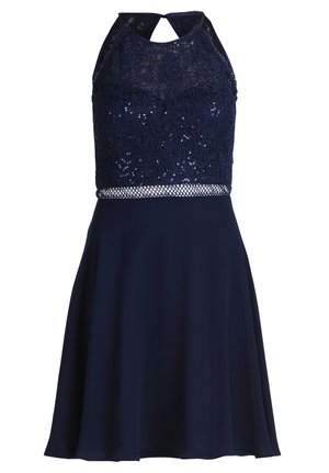 Navyblaues Kleid mit einem Pailletten-Spitzen-Oberteil, Halterneck und ausgestelltem Rock, akzentuiert mit einem dekorativen Taillengürtel.