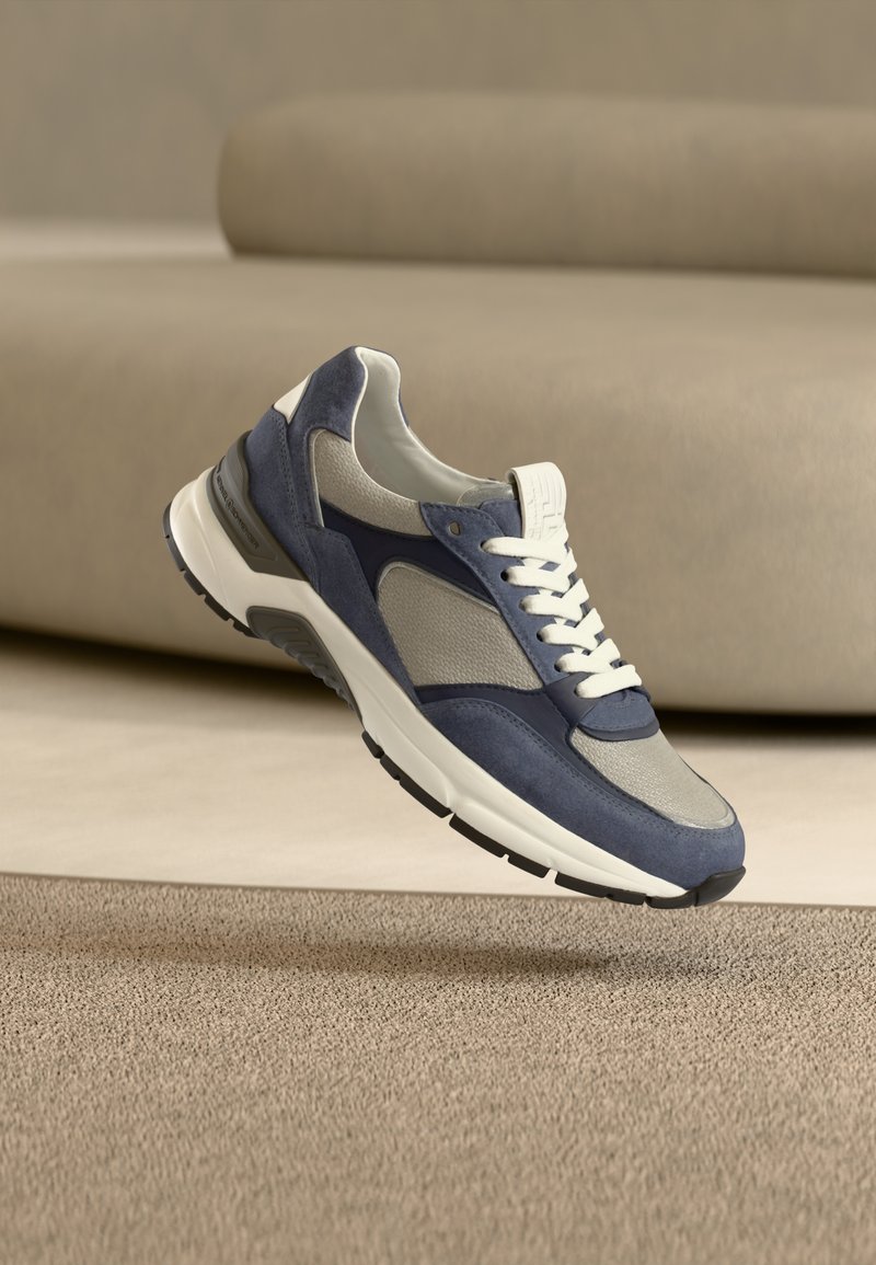 Μπλε ναυτικό και γκρι αθλητικό παπούτσι με μείγμα από σουέτ και δίχτυ, με λευκή σόλα και κορδόνια, και λεπτομερείς ραφές.