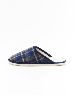 Zapatilla de cuadros en azul marino con detalles en naranja y blanco. Parte superior de tejido suave y interior de felpa de color claro. Diseño de parte trasera cerrada.