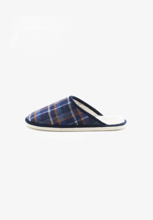 Geruite pantoffel in marineblauw met oranje en witte accenten. Zachte textiel bovenkant en lichtgekleurde pluche binnenzijde. Gesloten achterkant ontwerp.