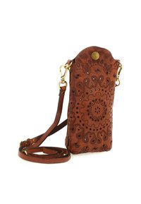 Borsa a tracolla in pelle marrone con dettagli intagliati, parte superiore arrotondata, hardware dorato e una tracolla removibile.