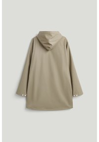 Beige hættejakke med lange ærmer og trykknapmanchetter vist bagfra mod en ensfarvet baggrund.