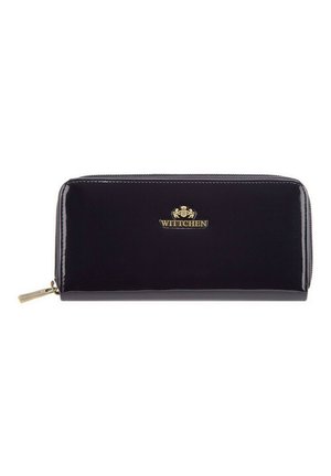 Portefeuille en cuir verni noir avec logo doré, fermeture zip, et texture lisse. Présente un design rectangulaire élégant et des détails minimalistes.