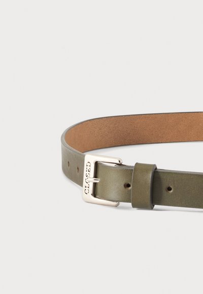 Ceinture en cuir vert olive avec une boucle argentée gravée « CLOSED », posée à plat montrant les trous et la boucle sur fond blanc.