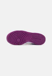 Nike Sportswear DUNK LOW UNISEX - Baskets basses - white/viotech/platinum violet