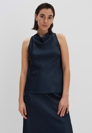 Débardeur sans manches bleu marine avec un décolleté drapé, en tissu texturé et une coupe ample, associé à une jupe assortie pour un look cohérent.