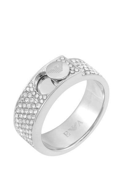 Silverring med en texturerad yta dekorerad med klara kristaller, med en cirkulär detalj med en logotyp ovanpå. Slät inre ring.