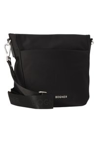 Borsa a tracolla nera in nylon con una texture liscia, hardware in argento, tracolla regolabile e una tasca frontale. Logo impresso sulla tracolla e sulla borsa.