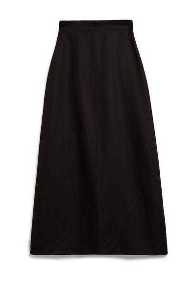 Jupe maxi noire en tissu léger avec une texture lisse, dotée d'une taille cintrée et d'une coupe évasée, tombant jusqu'à la cheville.