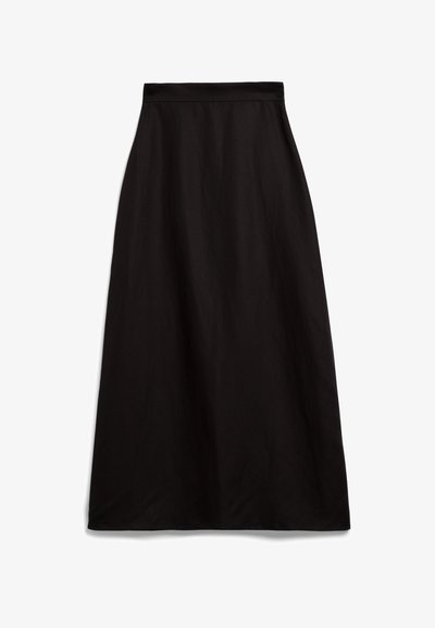 Musternähe mustärgiline maksiseelik, mis on valmistatud kergest kangast, sileda tekstuuriga, millel on kitsas vöökoht ja A-kujuline lõige, ulatudes pahkluudeni.