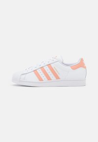 Unselected, footwear white/ambient blush