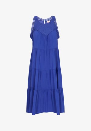 Vestido azul sin mangas hecho de tela ligera. Presenta un diseño en capas con detalles de crochet texturizado en el escote. Cierre en la parte posterior con abertura en forma de lágrima.