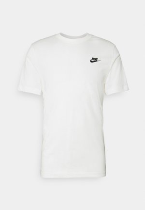 T-shirt branca de algodão com mangas curtas, decote redondo e um logotipo preto da Nike na área esquerda do peito. Textura suave e ajuste clássico.