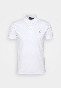 Witte polo met een lichtblauw ruitpatroon, korte mouwen en een klein marineblauw logo op de borst. 3-knops sluiting met kraag.