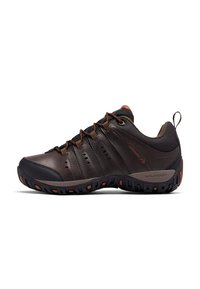 Zapato de senderismo de color marrón oscuro con suela negra y naranja, parte frontal con cordones, cuello acolchado y tira en el talón.