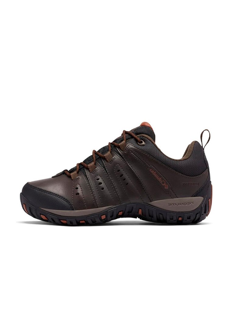 Zapato de senderismo de color marrón oscuro con suela negra y naranja, parte frontal con cordones, cuello acolchado y tira en el talón.