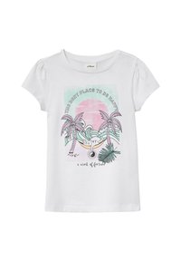 Weißes T-Shirt mit kurzen Ärmeln, das ein buntes, strandthemenbezogenes Grafikdesign mit Palmen, einer Hängematte und Text zeigt. Aus weichem Baumwollmaterial.