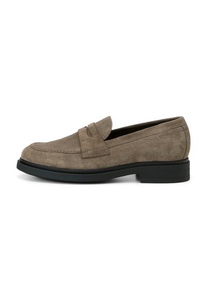 Brauner Wildleder-Loafer mit schwarzer Sohle, niedrigem Absatz und Riemendetail über dem Schaft, von der Seite auf weißem Hintergrund gezeigt.