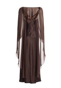Robe de soirée en satin marron avec manches longues en cape transparentes et décolleté en V, stylisée dans une silhouette fluide et élégante.