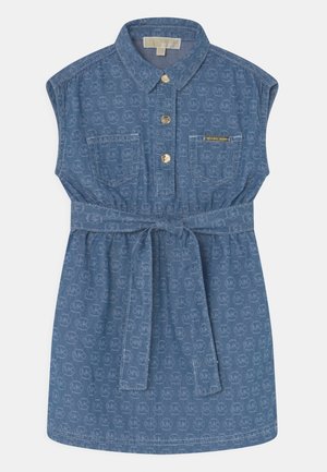 Sukienka z denimu z krótkimi rękawami, w jasnoniebieskim kolorze, z przodu na guziki, dwoma kieszeniami na piersi, paskiem w talii oraz wzorem z logo na całej powierzchni.