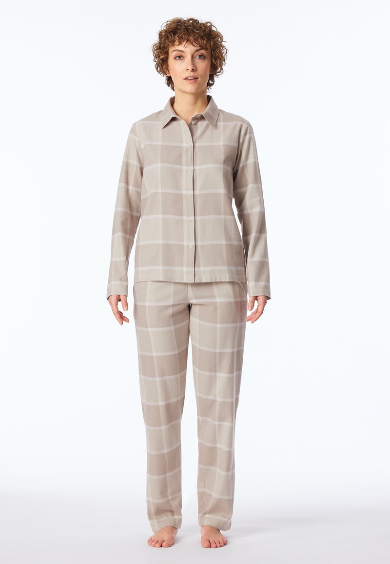 Beige rutigt pyjamas-set bestående av en knäpparöverdel med långa ärmar och matchande raka byxor, tillverkade av ett mjukt, lätt tyg.
