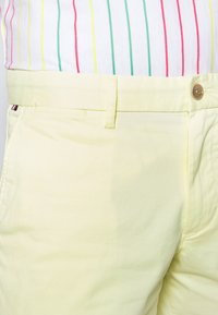 Tommy Hilfiger BROOKLYN - Calções - lemon twist
