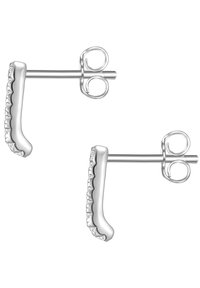 Pendientes de plata con un diseño curvado único, que cuentan con pequeñas piedras preciosas transparentes a lo largo de un borde y un vástago recto con un cierre de mariposa.