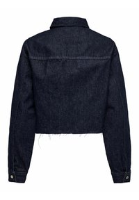 Giacca di jeans cropped, colore blu scuro, leggero sfilacciamento all'orlo, colletto classico, maniche lunghe con polsini a bottoni e una texture liscia.